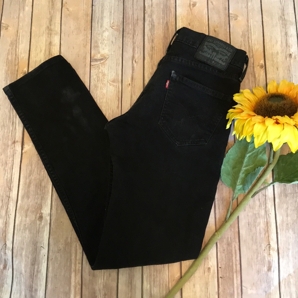 Black skinny Levi’s jeans